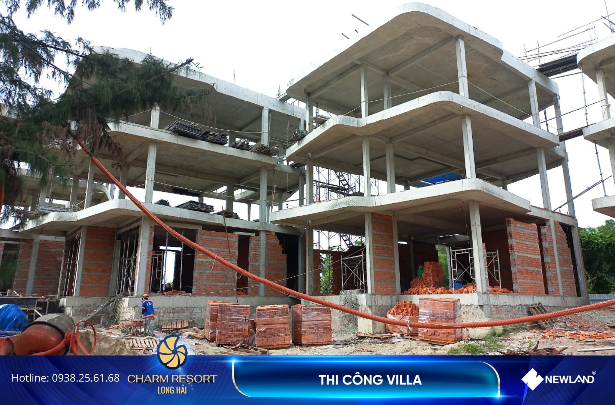 Khu villa đang được thi công cột tầng 3, sàn tầng 4, tường chắn đất và xây tường ở các căn. Đồng thời, đội ngũ đang tiến hành lắp dựng ván khuôn cầu thang bộ.