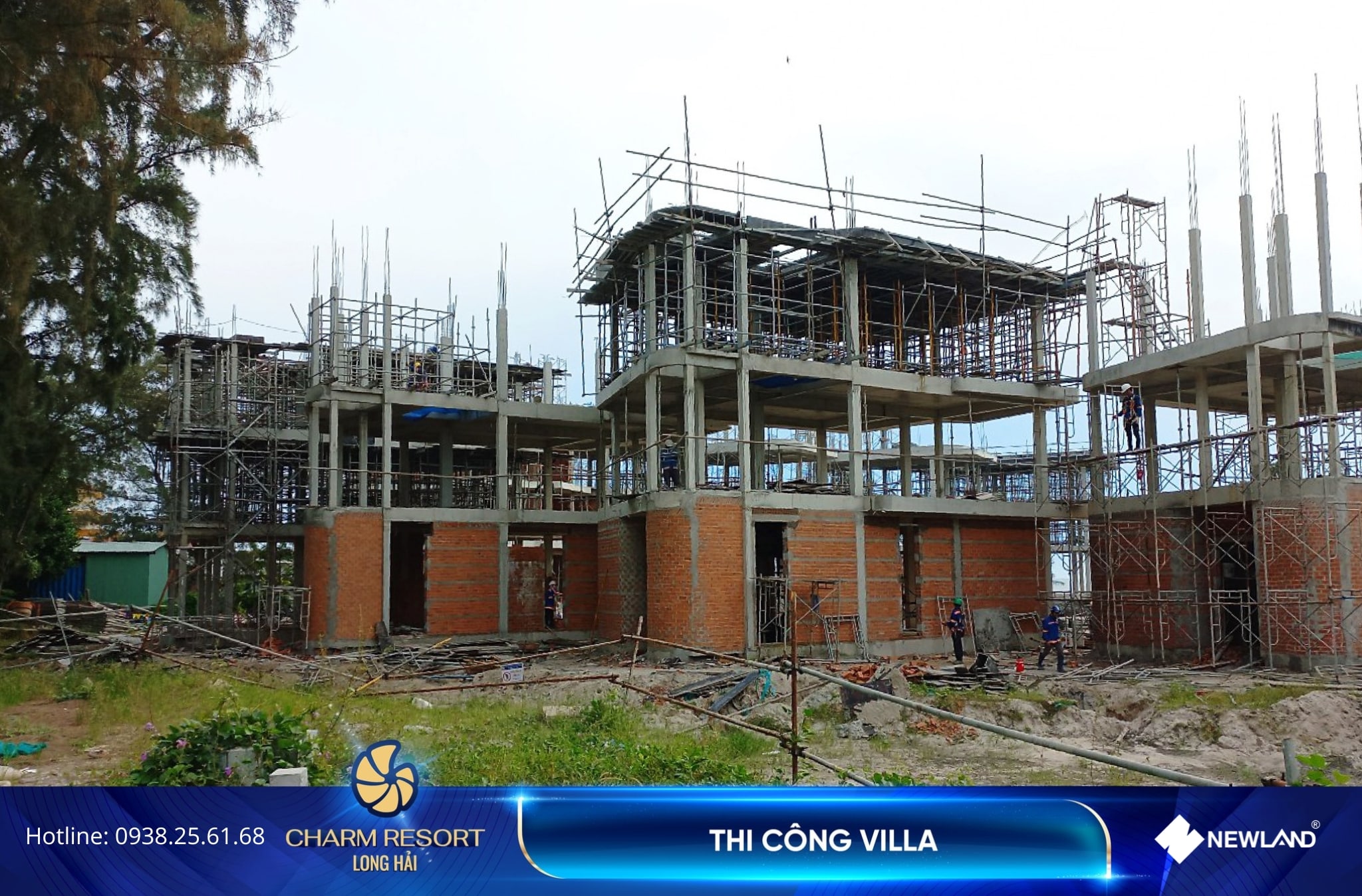 Khu villa đang được thi công cột tầng 3, sàn tầng 4, tường chắn đất và xây tường ở các căn. Đồng thời, đội ngũ đang tiến hành lắp dựng ván khuôn cầu thang bộ.