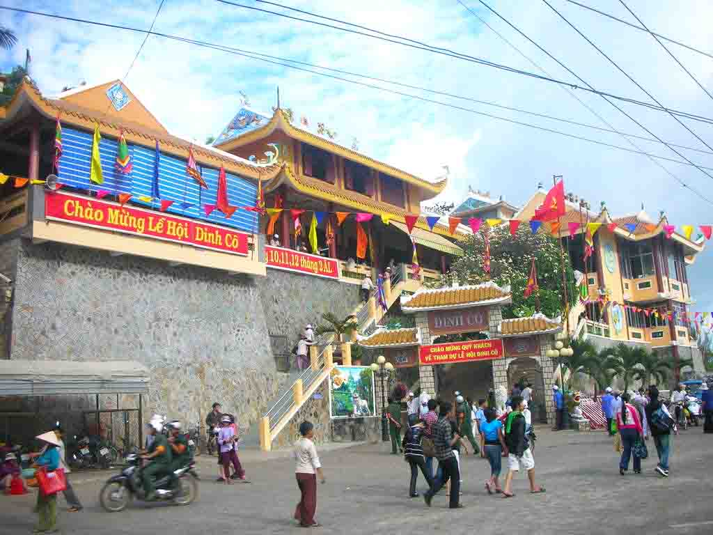 Đền Dinh Cô tọa lạc tại bờ biển thị trấn Long Hải, Long Điền, Vũng Tàu. Ngôi đền nổi bật với kiến trúc Phật giáo đặc trưng và nổi tiếng linh thiêng bậc nhất xứ Nam Bộ.